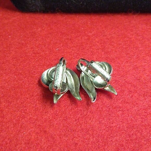 Silver Tone Metal Alice Clip Earrings Cottagecore Grandmacore Granny Chic - Picture 2 of 6
